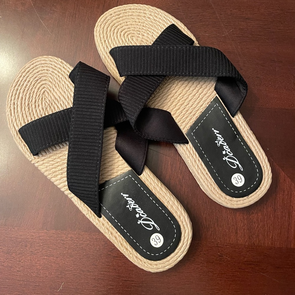 Black slides - crisscross. Black. Sz39.